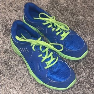 Under Armor shoe that fits Size 7 ladies